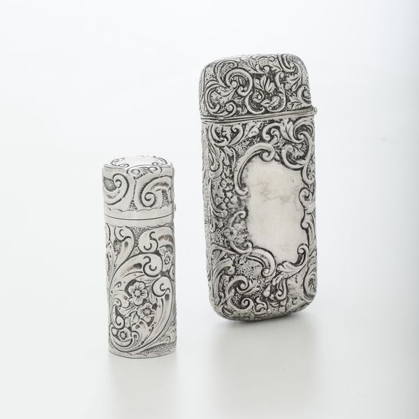 Lotto composto da un necessaire e un porta profumo. Uno argenteria italiana del XX secolo e uno Birmingham 1900  - Asta Argenti - Associazione Nazionale - Case d'Asta italiane