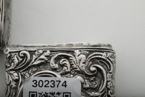 Lotto composto da un necessaire e un porta profumo. Uno argenteria italiana del XX secolo e uno Birmingham 1900  - Asta Argenti - Associazione Nazionale - Case d'Asta italiane