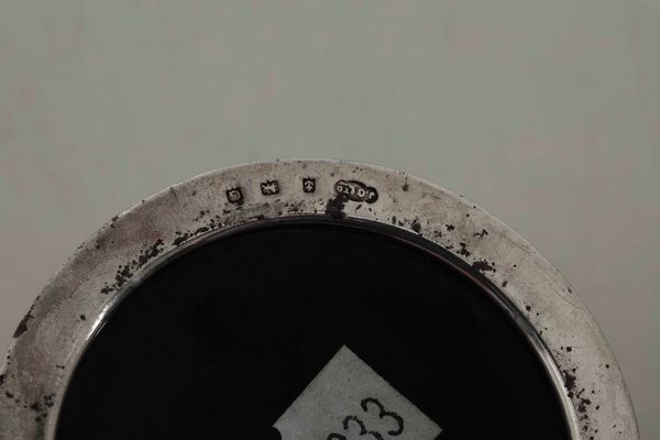 Due coppie di bussolotti da scrittura in argento e un calamaio in metallo e vetro. Differenti manifatture ed epoche dal XVIII al XX secolo  - Asta Argenti - Associazione Nazionale - Case d'Asta italiane