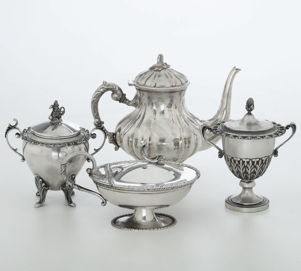 Teiera, formaggera e due zuccheriere. Argenteria italiana del XX secolo, vari argentieri  - Asta Argenti - Associazione Nazionale - Case d'Asta italiane