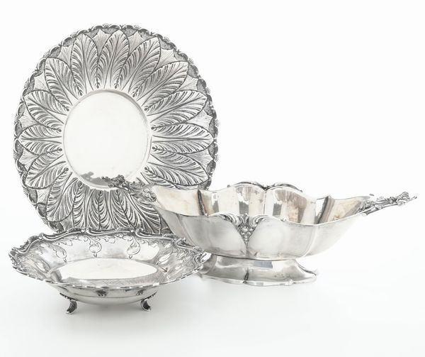 Due piatti e centrotavola. Argenteria italiana del XX secolo  - Asta Argenti - Associazione Nazionale - Case d'Asta italiane