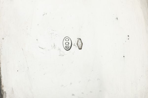 Due piatti e centrotavola. Argenteria italiana del XX secolo  - Asta Argenti - Associazione Nazionale - Case d'Asta italiane