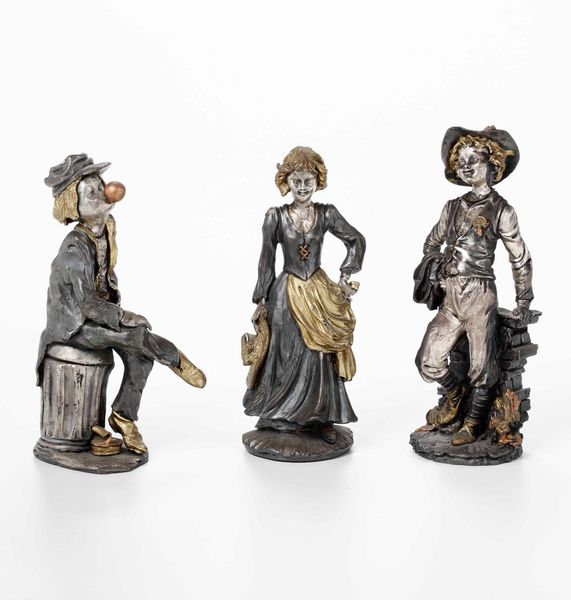 Coppia di sculturine raffiguranti contadinelli e scultura raffigurante clown in caolino e argento. Manifattura artistica italiana del XX secolo  - Asta Argenti - Associazione Nazionale - Case d'Asta italiane