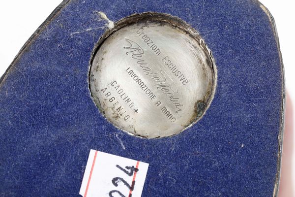 Coppia di sculturine raffiguranti contadinelli e scultura raffigurante clown in caolino e argento. Manifattura artistica italiana del XX secolo  - Asta Argenti - Associazione Nazionale - Case d'Asta italiane