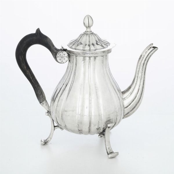 Teiera. Argenteria italiana della prima metà del XX secolo. Marchio con fascio littorio in uso dal 1935 al 1945 e dell'argentiere  - Asta Argenti - Associazione Nazionale - Case d'Asta italiane