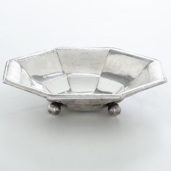 Centrotavola ottagonale. Argenteria milanese del XX secolo. Argentiere Miracoli  - Asta Argenti - Associazione Nazionale - Case d'Asta italiane