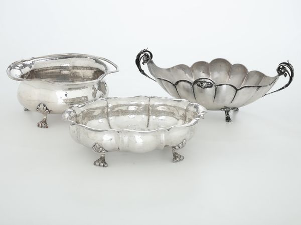 Tre centrotavola. Argenteria italiana del XX secolo, vari argentieri  - Asta Argenti - Associazione Nazionale - Case d'Asta italiane