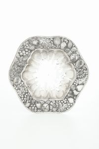 Due centrotavola. Argenteria italiana della prima metà del XX secolo, una argentiere Miracoli, Milano  - Asta Argenti - Associazione Nazionale - Case d'Asta italiane