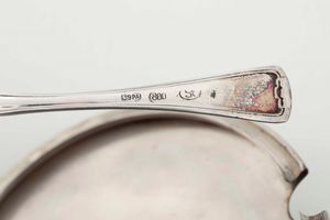 Set da tavola in argento composto da acetoliera, formaggiera e porta sale. Varie manifatture italiane del XX secolo  - Asta Argenti - Associazione Nazionale - Case d'Asta italiane