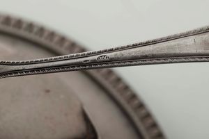 Set da tavola in argento composto da acetoliera, formaggiera e porta sale. Varie manifatture italiane del XX secolo  - Asta Argenti - Associazione Nazionale - Case d'Asta italiane