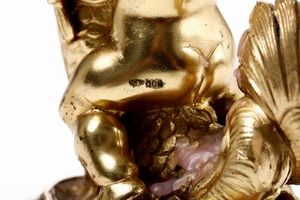 Coppia di candelieri in argento fuso, cesellato e dorato. Argenteria artistica milanese del XX secolo.  - Asta Argenti - Associazione Nazionale - Case d'Asta italiane