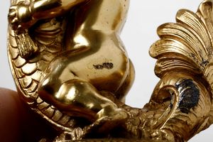 Coppia di candelieri in argento fuso, cesellato e dorato. Argenteria artistica milanese del XX secolo.  - Asta Argenti - Associazione Nazionale - Case d'Asta italiane