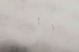 Dodici sottopiatti in argento fuso e cesellato. Argenteria italiana del XX secolo. Argentiere Castaudi & Gautero, Vercelli  - Asta Argenti - Associazione Nazionale - Case d'Asta italiane