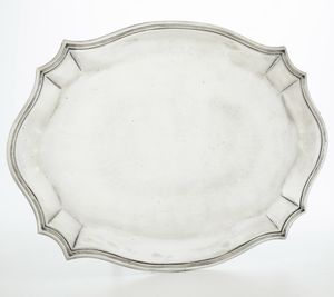 Vassoio sagomato. Argenteria fiorentina del XX secolo, argentiere Pampaloni  - Asta Argenti - Associazione Nazionale - Case d'Asta italiane