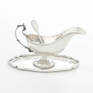 Salsiera con vassoio e cucchiaio. Argenteria veneta del XX secolo, argentiere Rino Greggio, Padova<BR>  - Asta Argenti - Associazione Nazionale - Case d'Asta italiane