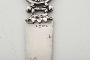 Tagliacarte. Argento fuso, traforato e cesellato. Marchio non identificato.  - Asta Argenti - Associazione Nazionale - Case d'Asta italiane