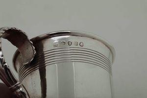 Mug. Argento fuso, sbalzato e cesellato. Londra 1815. Argentiere Rebecca Emes & Edward Barnard  - Asta Argenti - Associazione Nazionale - Case d'Asta italiane