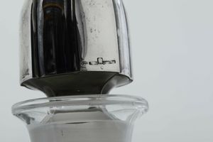 Bottiglia di cristallo con tappo in argento. Argenteria italiana del XX secolo. Argentiere Cesa, Alessandria  - Asta Argenti - Associazione Nazionale - Case d'Asta italiane