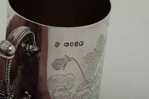 Mug. Argento fuso, sagomato e cesellato. Londra 1873. Argentiere Richards & Charles Brown - Edward Brown  - Asta Argenti - Associazione Nazionale - Case d'Asta italiane