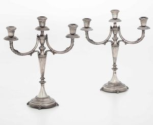 Coppia candelabri in argento. Argenteria artistica italiana del XX secolo. Bollo dell'argentiere consunto  - Asta Argenti - Associazione Nazionale - Case d'Asta italiane
