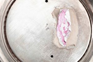 Coppia candelabri in argento. Argenteria artistica italiana del XX secolo. Bollo dell'argentiere consunto  - Asta Argenti - Associazione Nazionale - Case d'Asta italiane