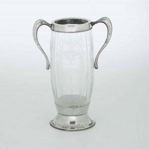 Vaso liberty in argento e vetro inciso con motivi floreali. Argenteria italiana o tedesca della prima metà del XX secolo  - Asta Argenti - Associazione Nazionale - Case d'Asta italiane