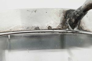 Vaso liberty in argento e vetro inciso con motivi floreali. Argenteria italiana o tedesca della prima metà del XX secolo  - Asta Argenti - Associazione Nazionale - Case d'Asta italiane