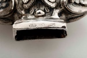 Due finali di croce in argento sbalzato con cherubini. Argenteria barocca italiana del XVIII secolo (Napoli?) Bolli consunti di difficile lettura  - Asta Argenti - Associazione Nazionale - Case d'Asta italiane