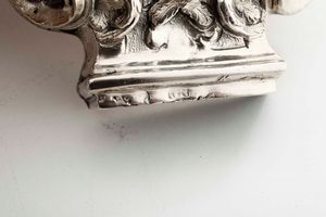 Due finali di croce in argento sbalzato con cherubini. Argenteria barocca italiana del XVIII secolo (Napoli?) Bolli consunti di difficile lettura  - Asta Argenti - Associazione Nazionale - Case d'Asta italiane