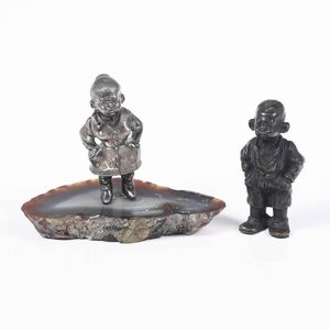 Due figure caricaturali di cui una in argento con base in pietra dura. Argenteria milanese del XX secolo. Argentiere Eredi Mazzetti  - Asta Argenti - Associazione Nazionale - Case d'Asta italiane