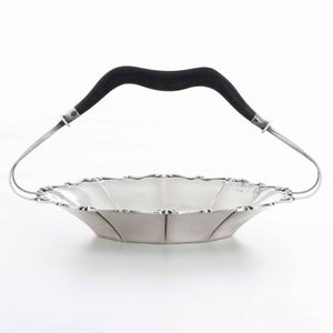 Cestino. Argento fuso e sagomato, manico ad arco in legno ebanizzato. Argenteria artistica italiana del XX secolo  - Asta Argenti - Associazione Nazionale - Case d'Asta italiane