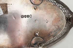 Calamaio. Argento fuso e traforato. Boccette globulari in vetro molato. Londra 1826. Argentiere Robert Hannel I  - Asta Argenti - Associazione Nazionale - Case d'Asta italiane