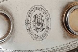 Calamaio. Argento fuso e traforato. Boccette globulari in vetro molato. Londra 1826. Argentiere Robert Hannel I  - Asta Argenti - Associazione Nazionale - Case d'Asta italiane