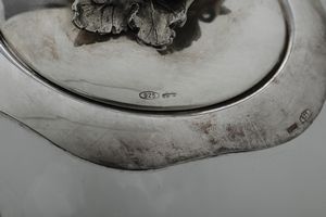 Piatto, centrotavola con piedini e bottiglia con tappo in argento. Argenteria italiana del XX secolo  - Asta Argenti - Associazione Nazionale - Case d'Asta italiane