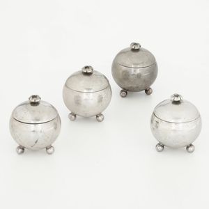 Quattro saliere. Argenteria milanese della prima metà del XX secolo. Marchio con fascio littorio in uso dal 1935 al 1945 e dell'argentiere Alignani  - Asta Argenti - Associazione Nazionale - Case d'Asta italiane