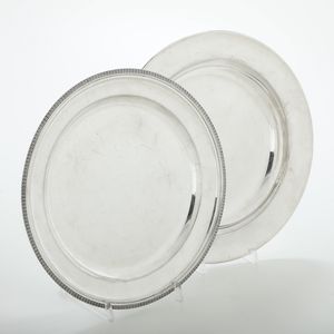 Due piatti diversi. Argenteria milanese del XX secolo. Argentiere Miracoli  - Asta Argenti - Associazione Nazionale - Case d'Asta italiane