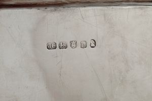 Vassoio. Argento sterling fuso, sagomato e cesellato. Bollo della città di Londra per l'anno 1817 e dell'argentiere John crouch  - Asta Argenti - Associazione Nazionale - Case d'Asta italiane