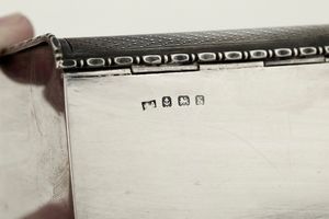 Due cofanetti. Argento fuso, sbalzato e cesellato. Uno Birmingham 1934 (argentiere non identificato) e uno Londra 1886 (argentiere non identificato)  - Asta Argenti - Associazione Nazionale - Case d'Asta italiane