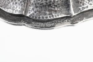 ﻿﻿﻿Due vasi diversi. Differenti manifatture italiane del XX secolo  - Asta Argenti - Associazione Nazionale - Case d'Asta italiane