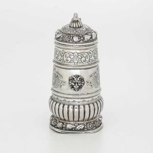 Boccale. Argento fuso, sagomato e cesellato. Argenteria artistica italiana, prima metà del XX secolo. Argentiere Cesa Alessandria  - Asta Argenti - Associazione Nazionale - Case d'Asta italiane