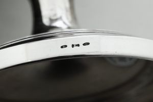 Coppia di candelabri. Argenteria toscana del XX secolo, argentiere Giacomo Greinschgl, Firenze  - Asta Argenti - Associazione Nazionale - Case d'Asta italiane