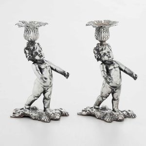 Coppia di candelieri in argento fuso, sbalzato e cesellato. Europa centrale XX secolo. Argentiere C. Waschmann. Marchio d'importazione francese  - Asta Argenti - Associazione Nazionale - Case d'Asta italiane