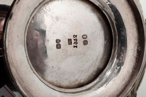 Zuccheriera e latitera. Argento fuso, sbalzato e cesellato. Zuccheriera Londra 1827 argentiere William Eley II e lattiera Inghilterra XX secolo (senza bollatura)  - Asta Argenti - Associazione Nazionale - Case d'Asta italiane