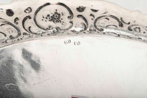 Lotto in argento composto da quattro scatole con coperchio e un vassoio. Differenti epoche e manifatture  - Asta Argenti - Associazione Nazionale - Case d'Asta italiane