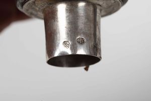 Coppia di candelabri a tre bracci in argento fuso e cesellato. Genova XIX secolo. Marchio con croce mauriziana  - Asta Argenti - Associazione Nazionale - Case d'Asta italiane