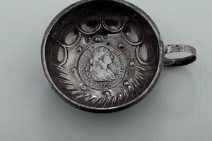 Quattro tastevin. Argento fuso e sbalzato. Manifatture diverse, XIX-XX secolo  - Asta Argenti - Associazione Nazionale - Case d'Asta italiane