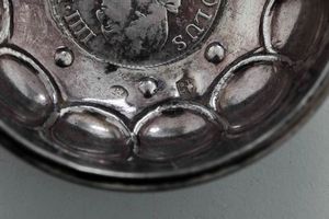 Quattro tastevin. Argento fuso e sbalzato. Manifatture diverse, XIX-XX secolo  - Asta Argenti - Associazione Nazionale - Case d'Asta italiane