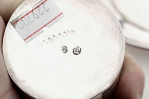 Calamaio in argento fuso, sbalzato e cesellato, Roma XVIII-XIX secolo. Contenitori argentiere Antonio II fumanti (1754-1804). Vassoio argentiere Francesco Sani (1800-1829)  - Asta Argenti - Associazione Nazionale - Case d'Asta italiane