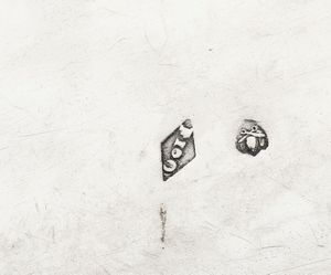 Calamaio in argento fuso, sbalzato e cesellato, Roma XVIII-XIX secolo. Contenitori argentiere Antonio II fumanti (1754-1804). Vassoio argentiere Francesco Sani (1800-1829)  - Asta Argenti - Associazione Nazionale - Case d'Asta italiane