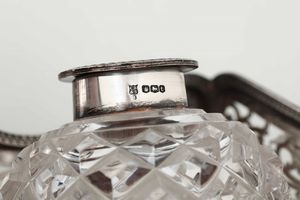 Calamaio. Argento fuso, sagomato, traforato e vetro molato. Marchi della città di Sheffield per l'anno 1936 e dell'argentiere Cooper brothers & sons  - Asta Argenti - Associazione Nazionale - Case d'Asta italiane